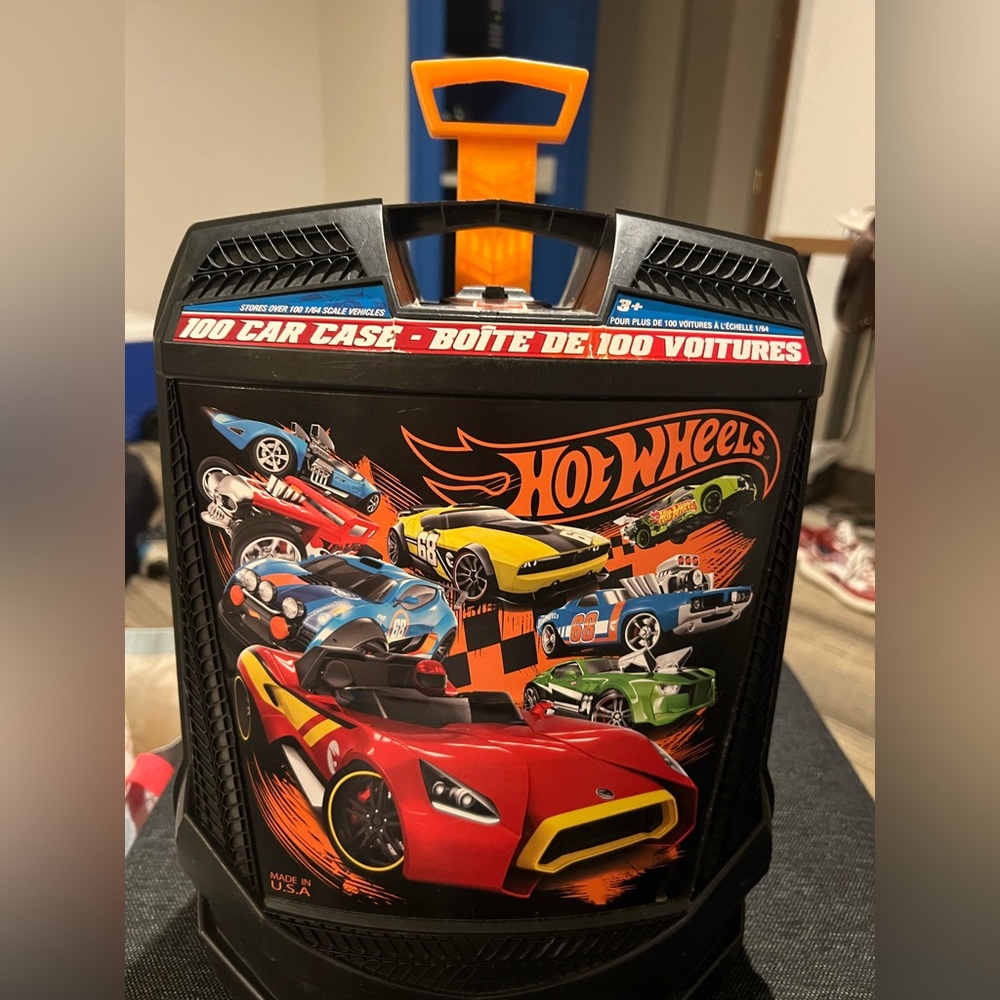Hot Wheels car carrying/rolling case - Holds 100 cars